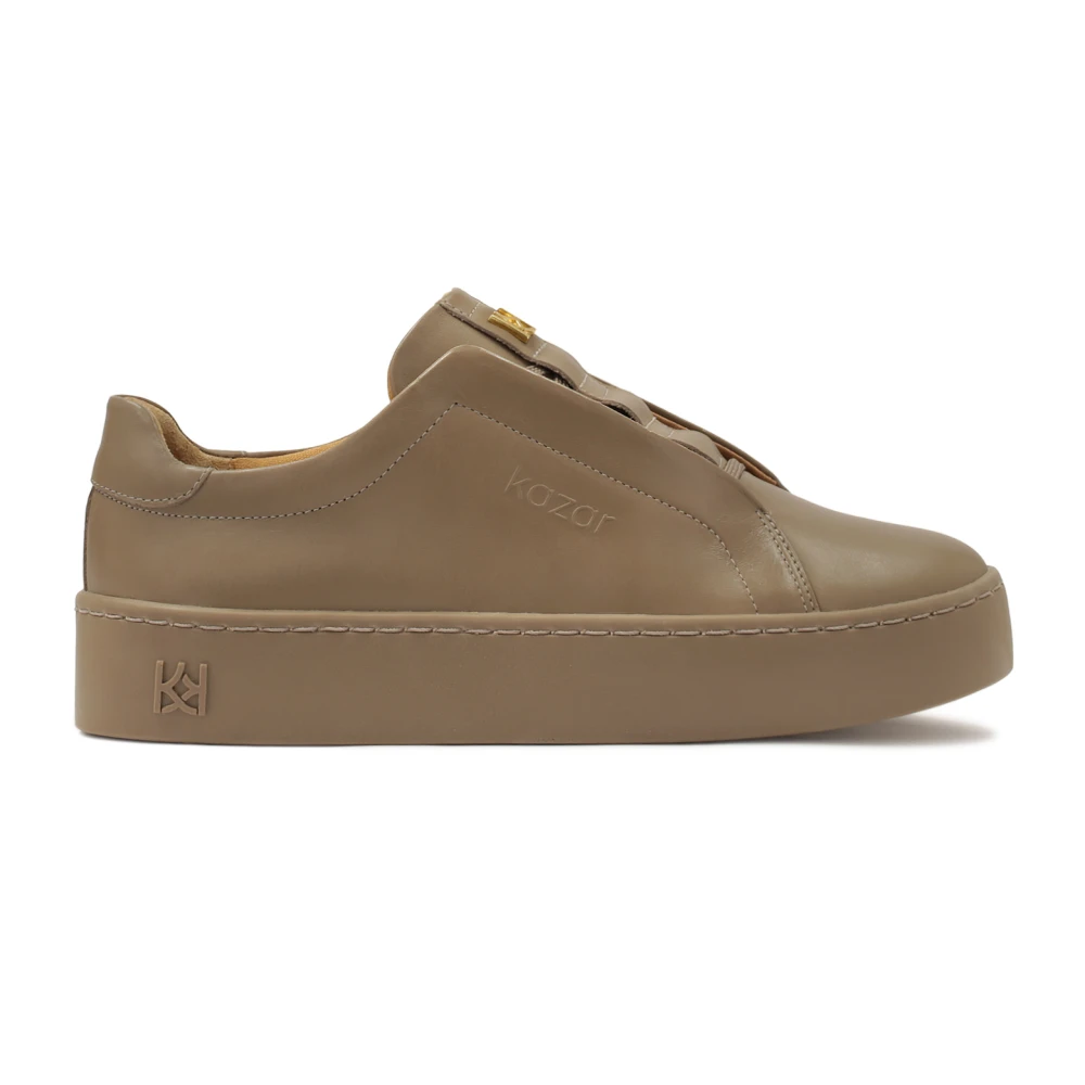 Kazar Sneakers in taupe kleur met versierde tong.Dit product valt klein uit. Dames Schoenen Beige