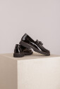 zwarte-loafer-met-kettingdetail