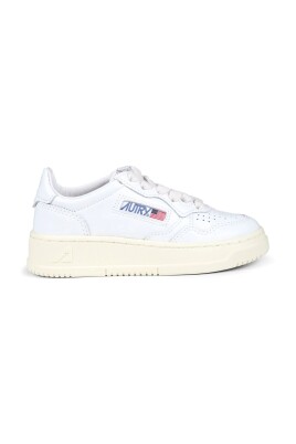 baskets-en-cuir-blanc-a-lacets-et-bout-perfore