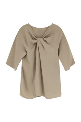 Blus med rund halsringning och knutdetalj baktill