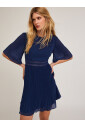 robe-brodee-avec-details-plisses