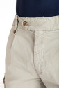 groene-broek-met-knoopdetails