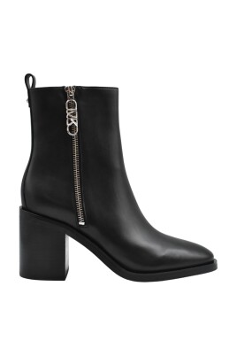 chaussures-a-lacets-noires-pour-femmes-aw23