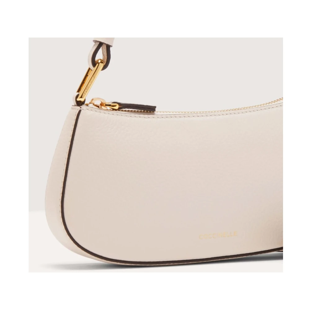 Coccinelle Schoudertas van generfd leer met metalen detail White Dames