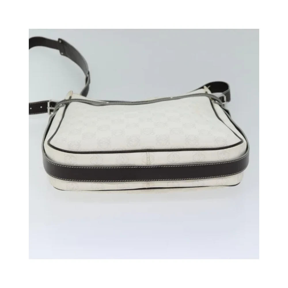Loewe Pre-owned Fabric shoulder-bags White Dames