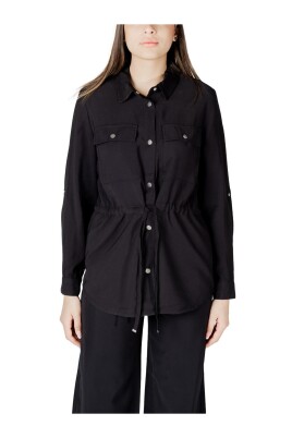 blazer-noir-avec-col-rond