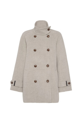 manteau-beige-avec-boutons-en-bois