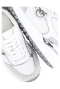 sneakers-avec-details-metalliques