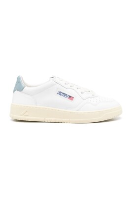sneakers-en-cuir-blanc-design-elegant