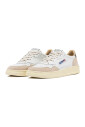 sneakers-blanches-silhouette-basse-cuir-daim