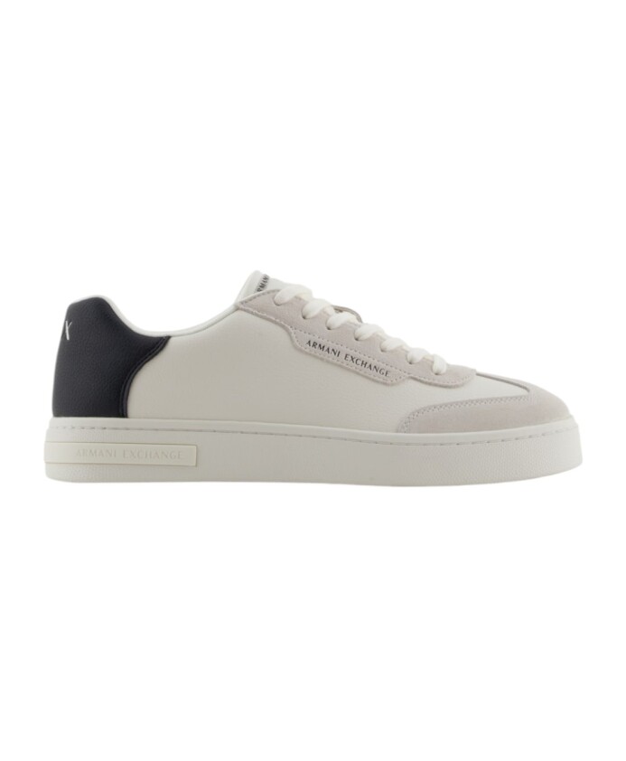 sneakers-blanches-avec-details-en-daim