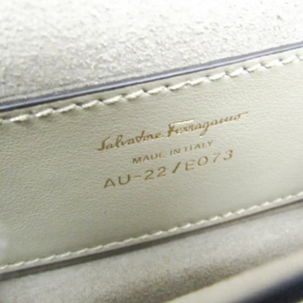 Salvatore Ferragamo Pre-owned Leather shoulder-bags Beige Dames