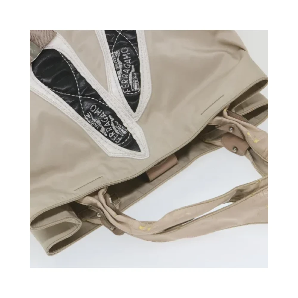 Salvatore Ferragamo Pre-owned Nylon shoulder-bags Beige Dames