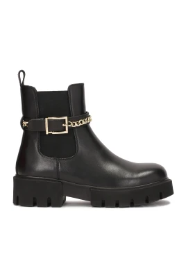 Chelsea boots med dekorativt bä och kedja