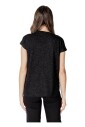 zwarte-v-hals-t-shirt-met-korte-mouwen