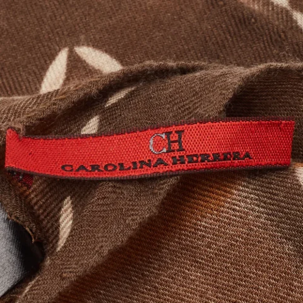 Carolina Herrera Pre-owned Fabric scarves Brown Dames