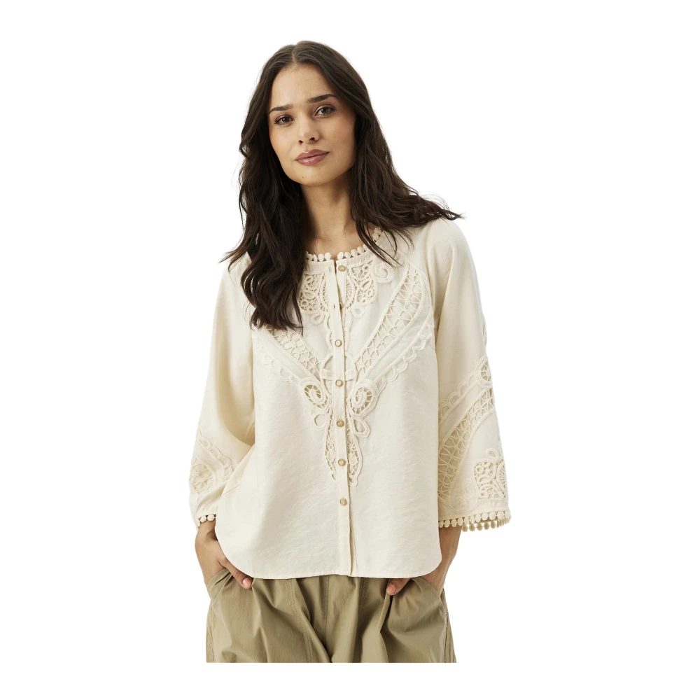 IN Front Feminine Blouse met Geborduurde Details Beige Dames