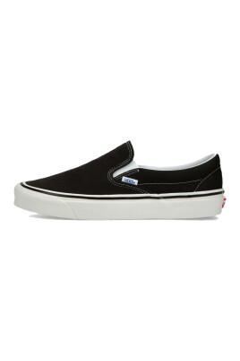 classic-slip-on-og-black-sneaker