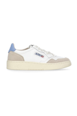 sneakers-en-cuir-blanc-avec-details-contrastants