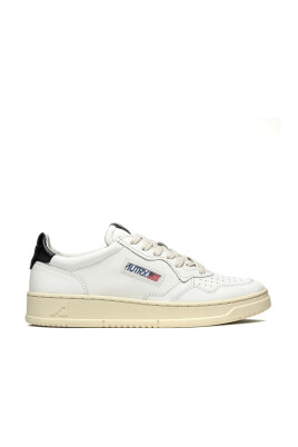 sneakers-basses-blanches-en-cuir