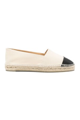 white-flat-shoes-with-braided-sole