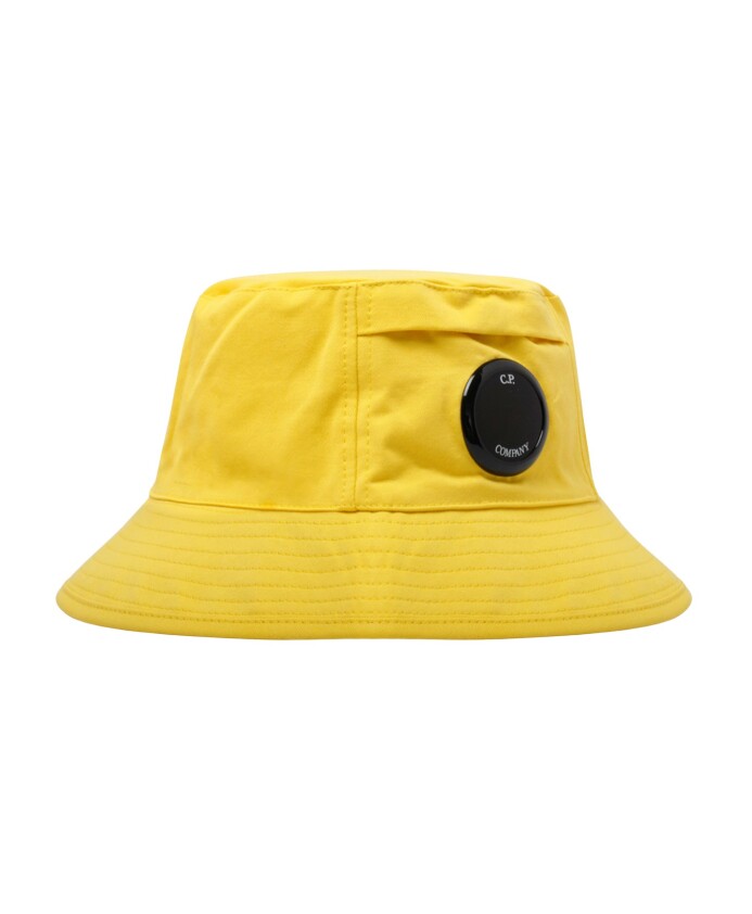 chapeau-seau-jaune-avec-detail-de-la-lentille
