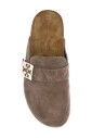 mules-elegantes-en-daim