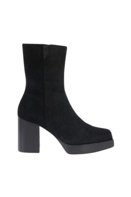 bottines-en-daim-a-bout-carre