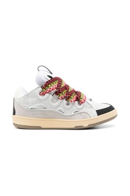 baskets-blanches-a-semelle-en-caoutchouc