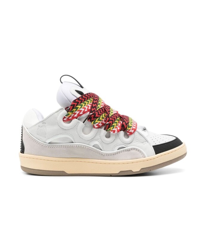 baskets-blanches-a-semelle-en-caoutchouc