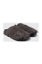 sandales-grises-en-daim-elegantes