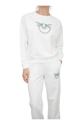 white-sweatshirt-casual-style
