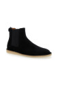 bottes-noires-avec-semelle-en-caoutchouc