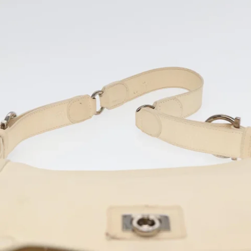 Salvatore Ferragamo Pre-owned Leather shoulder-bags Beige Dames