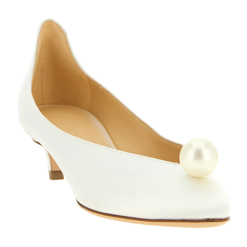 Magda Butrym Satijnen pumps met pareldetails