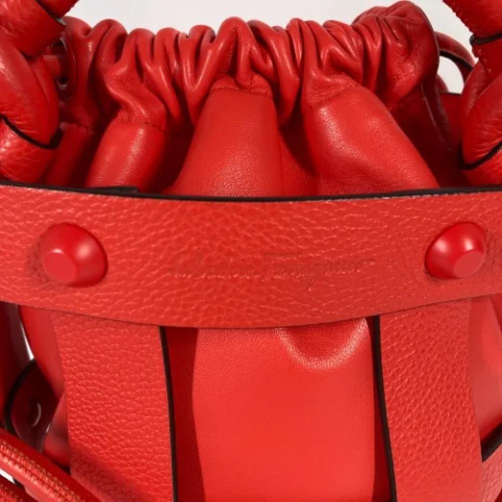 Salvatore Ferragamo Pre-owned Leather shoulder-bags Red Dames
