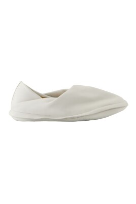 white-leather-sneakers-round-toe