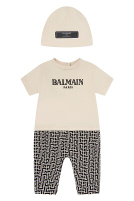 chic-ensemble-cadeau-pour-bebe-en-beige