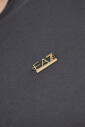 t-shirt-avec-une-application-en-forme-de-logo