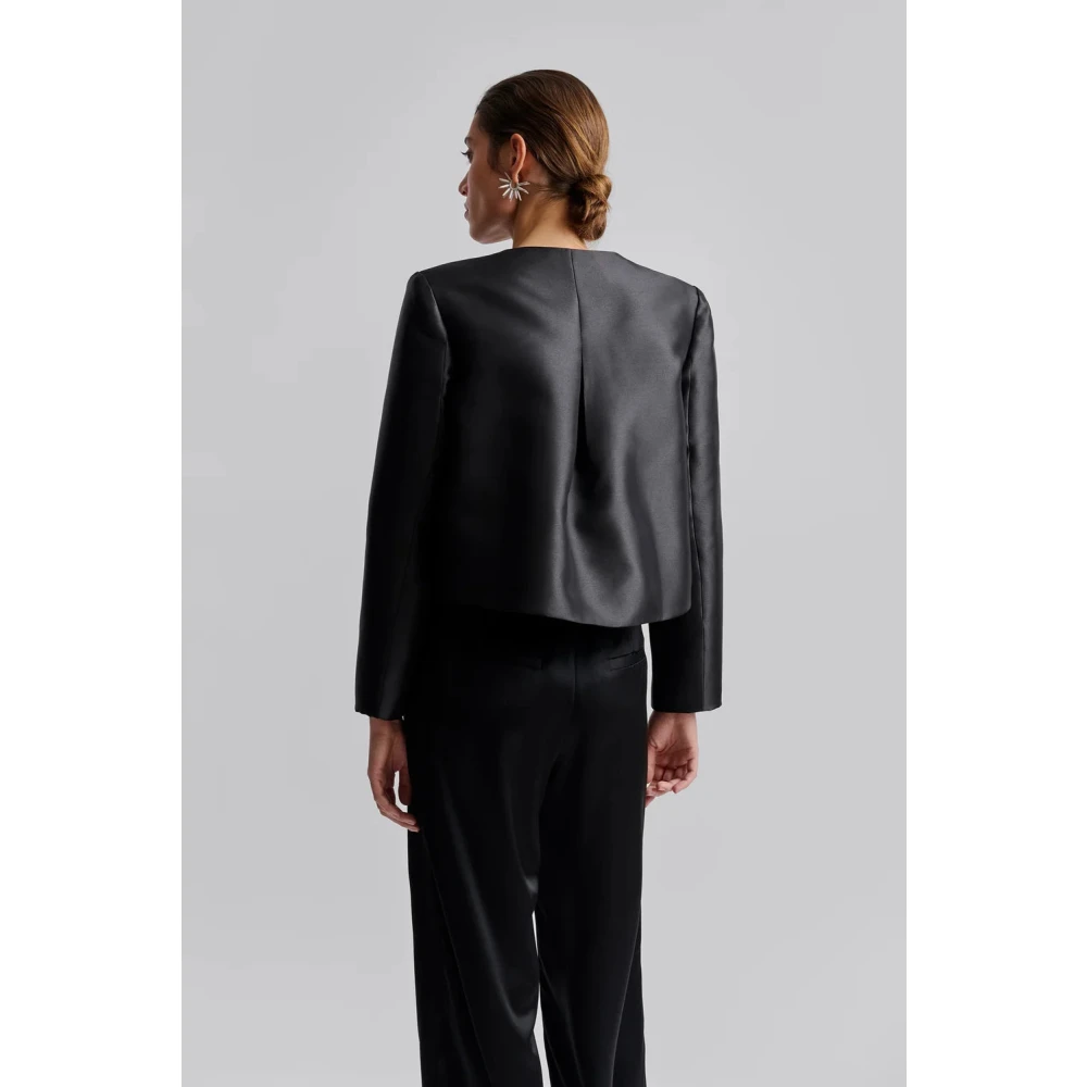 By Malina Minimalistische Zwarte Blouse met Lange Mouwen Black Dames