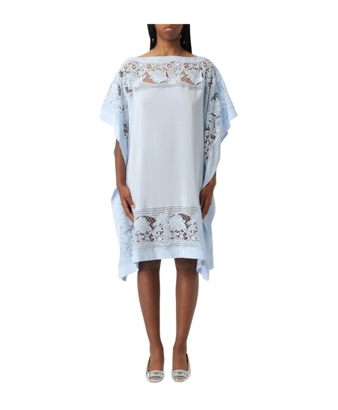 robe-bleue-avec-details-en-dentelle