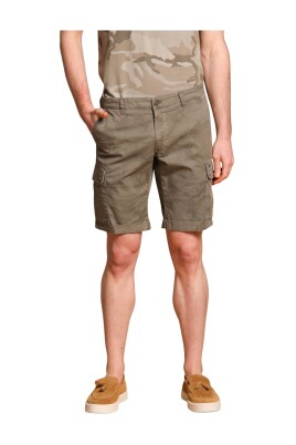 camouflage-cargo-bermuda-shorts-slim-fit
