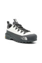 chaussures-blanches-a-lacets-et-semelle-vibram