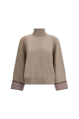 pull-a-col-roule-raye-avec-bijoux