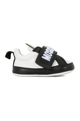 sneakers-en-cuir-noir-avec-ours-en-peluche