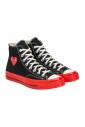 baskets-montantes-en-toile-noire-a-semelle-rouge