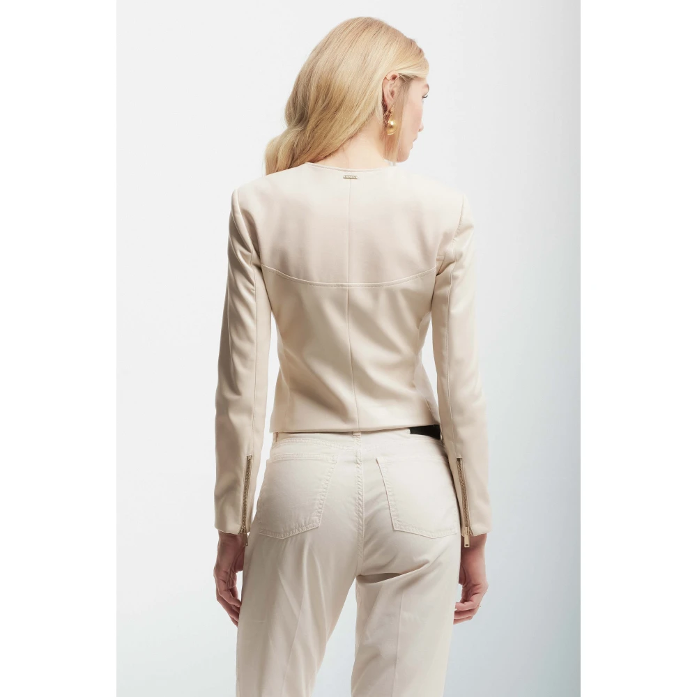 Kocca Vinyl-effect Fitted Jacket met Metalen Ritsen Beige Dames