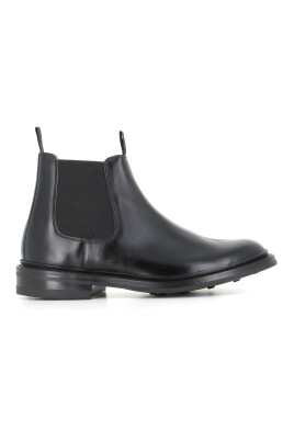 black-chelsea-flat-shoes