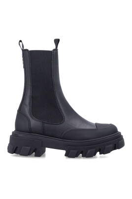 black-closed-chelsea-boots-aw25