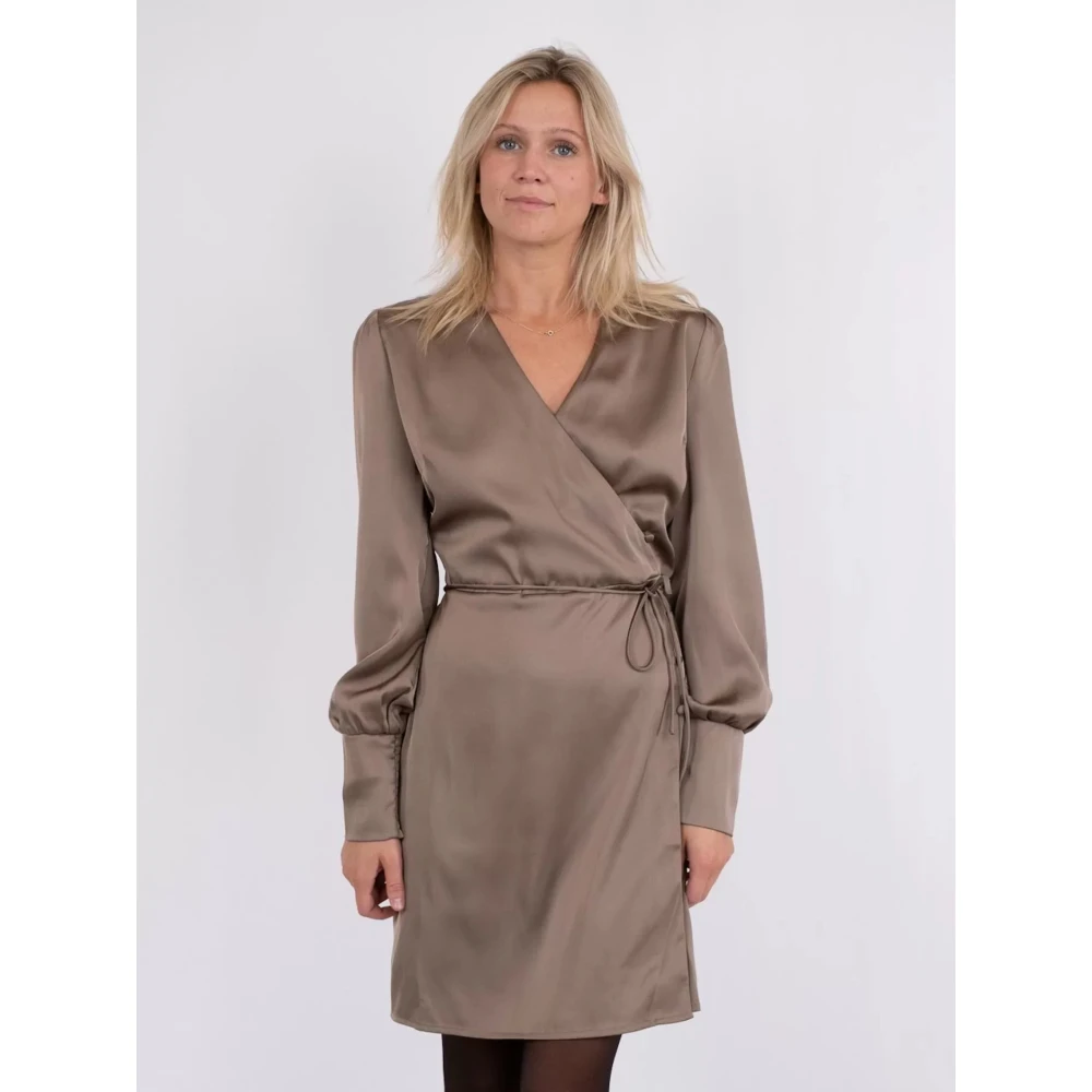NEO NOIR Satijnen Wikkeljurk met Pofmouwen Beige Dames